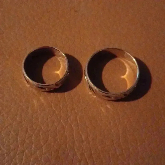 💙🌹New yellow tone wedding band - Picture 5 of 8